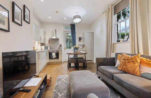 York House | Pass the Keys | No. 6 - Wisteria Cottage