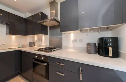 Shinfield House | Pass the Keys | Semi-detached house with garden and free parking