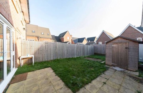 Shinfield House | Pass the Keys | Semi-detached house with garden and free parking