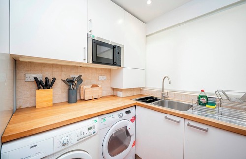 St. George's House | Pass the Keys | Spacious 2BR w/Free Parking & Patio | Near Tube