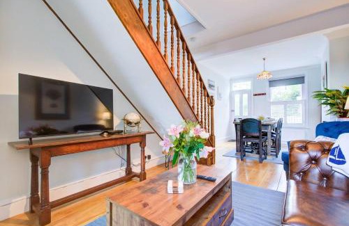 Leigh-on-Sea House | Pass the Keys Stunning Cottage in the Heart of Old Leigh