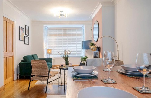 Belfast House | Pass the Keys Stunning 2BR Townhouse in Belfasts Best Location