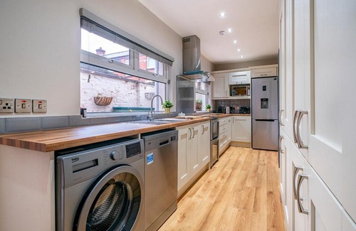 Belfast House | Pass the Keys Stunning 2BR Townhouse in Belfasts Best Location