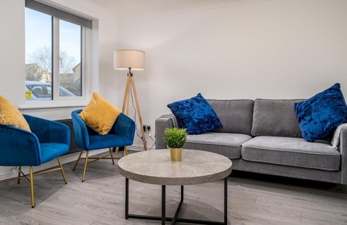 Borehamwood House | Pass the Keys Stylish 4 Bedroom Home with Parking in Borehamwood