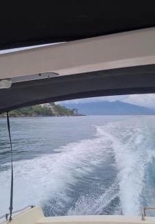 Pontal da Cruz Boat Rental | Passeio de Lancha 25 pés para 6 pessoas em Ilhabela