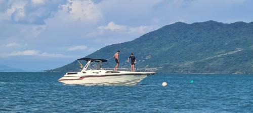 Pontal da Cruz Boat Rental | Passeio de Lancha 25 pés para 6 pessoas em Ilhabela
