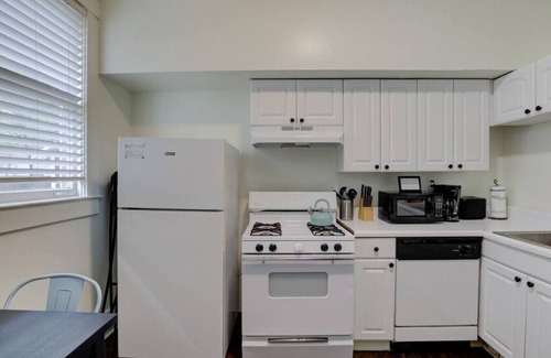 Midtown Apartment | PB 2 · 1900`s Historic Getaway - Prime Midtown Location!