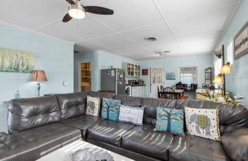 Emerald Isle Cottage | Peace at the Pier Cottage A With King Size Bed