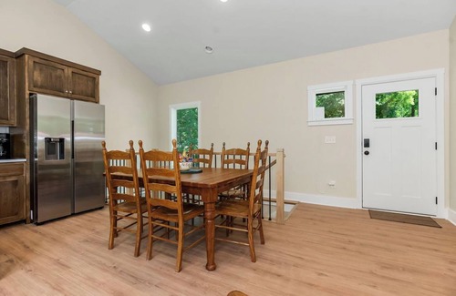 Linn Valley House | Peaceful 2-Bedroom Family Cabin-Scenic Views & Great Amenities-Sleeps 6