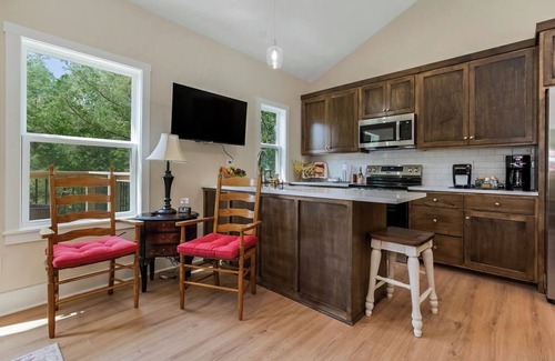 Linn Valley House | Peaceful 2-Bedroom Family Cabin-Scenic Views & Great Amenities-Sleeps 6