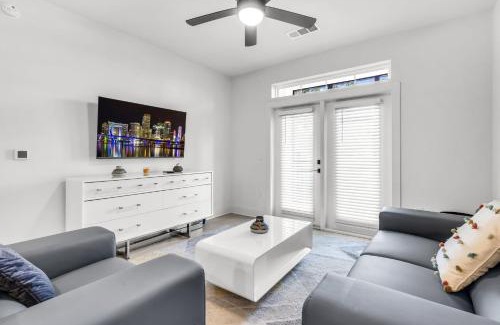 Ruskin Apartment | Peaceful 2BR by the Bay Pool and Coastal Vibes