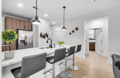 Ruskin Apartment | Peaceful 2BR by the Bay Pool and Coastal Vibes