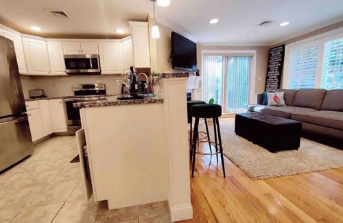 Melrose Apartment | Peaceful 2BR near US Route 1 and Boston.