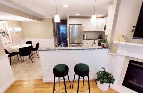 Melrose Apartment | Peaceful 2BR near US Route 1 and Boston.