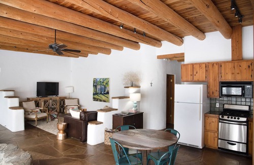 Valdez House | Peaceful Adobe Casita between Taos/TSV- Mountain Views, Hot Tub, Summer Garden
