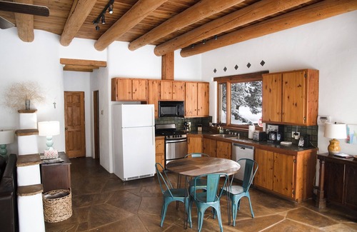 Valdez House | Peaceful Adobe Casita between Taos/TSV- Mountain Views, Hot Tub, Summer Garden