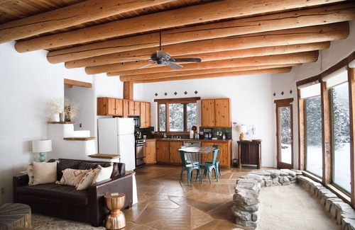 Valdez House | Peaceful Adobe Casita between Taos/TSV- Mountain Views, Hot Tub, Summer Garden