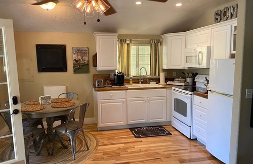 El Verano Cottage | Peaceful and Private Hot Tub, 2.1 miles to Sonoma Plaza, Romantic Getaway for 2