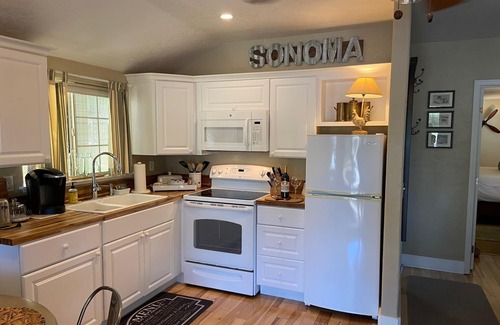 El Verano Cottage | Peaceful and Private Hot Tub, 2.1 miles to Sonoma Plaza, Romantic Getaway for 2