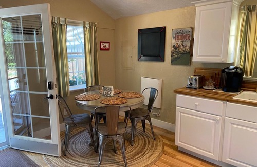 El Verano Cottage | Peaceful and Private Hot Tub, 2.1 miles to Sonoma Plaza, Romantic Getaway for 2