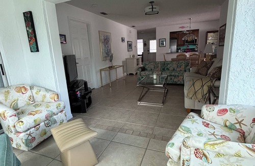 Braden River Condo | Peaceful and Spacious Sarasota Meadows Getaway! 2Bed/2Bath Upper Condo w/Pool