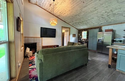 Stillwater Cottage | Peaceful Boho Retreat Nestled in the Woods – 5 Mins from Downtown