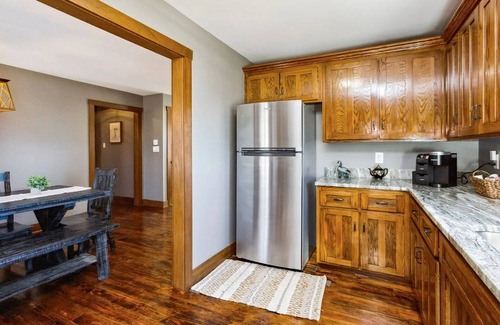 Big Rock Cabin | Peaceful Cabin Retreat on 5 acres - 25 mins from DT Clarksville