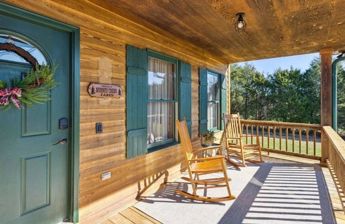 Big Rock Cabin | Peaceful Cabin Retreat on 5 acres - 25 mins from DT Clarksville