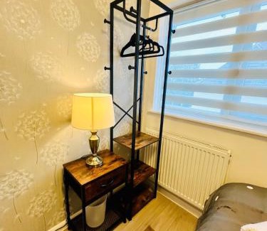 Nottingham House | Peaceful & Convenient For business Trip & Families holiday & working proffesional-long term deals available , M1 J25-10Min , WI-Fi 500Mb , Netflix , Secure Huge Private garden with 6 cars parking space , Fully equiped kitchen , Few local shops near by