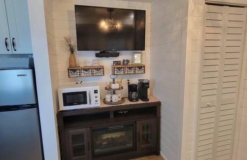 Coleman Cottage | Peaceful Country Chic Cottage with King Bed Near The Villages Pet Friendly