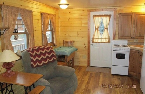 Westby Cabin | Peaceful Cozy Cabin Close to Kickapoo Reserve