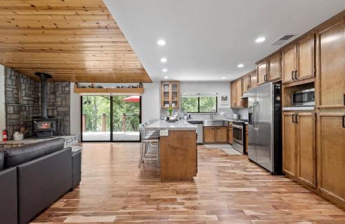 Groveland House | Peaceful Creekside Buddha Retreat