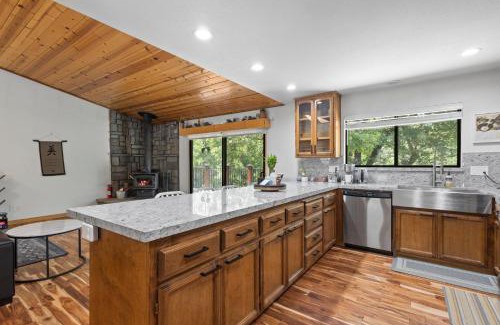 Groveland House | Peaceful Creekside Buddha Retreat