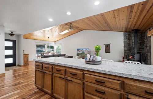 Groveland House | Peaceful Creekside Buddha Retreat