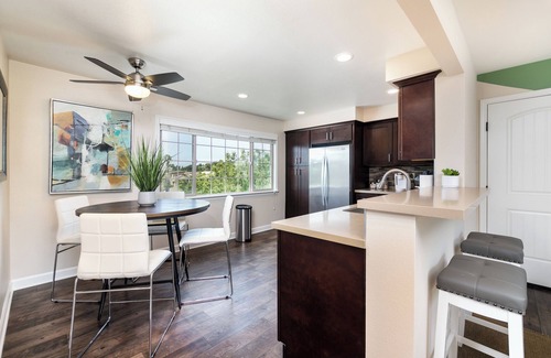 Thousand Oaks Apartment | Peaceful & Gated 2 King Bd 2 Bth, 1 Gig WiFi near CLU, FSAC & Proactive Sports