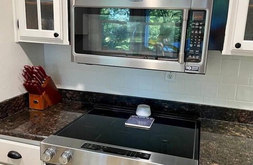 Radcliff House | Peaceful Haven ~ 4 BR/3BA, 7 Beds/5 TVs ~ Pet friendly