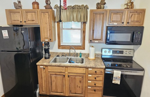 Scotland Cabin | Peaceful Lake House Cabin 1, Kayaks Provided Free, Direct Water Access!