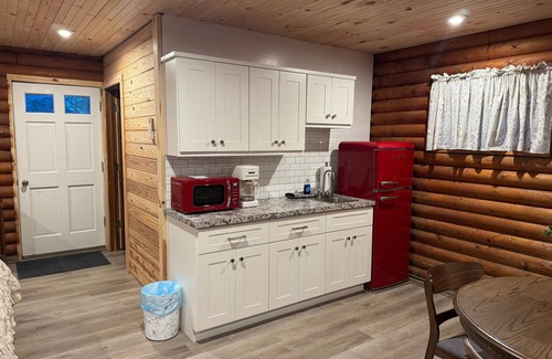 Cambridge Cabin | Peaceful log cabin on a back gravel road with private deck and amenities of home