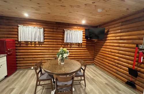 Cambridge Cabin | Peaceful log cabin on a back gravel road with private deck and amenities of home