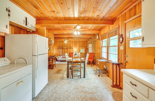 Lumberton House | Peaceful Lumberton Home - 7 Mi to Dtwn Riverwalk!