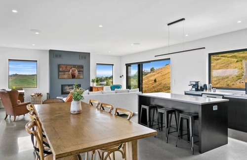 Acacia Bay House | Peaceful Luxury Retreat - with Spa Pool, a spacious, beautiful, private property with stunning views