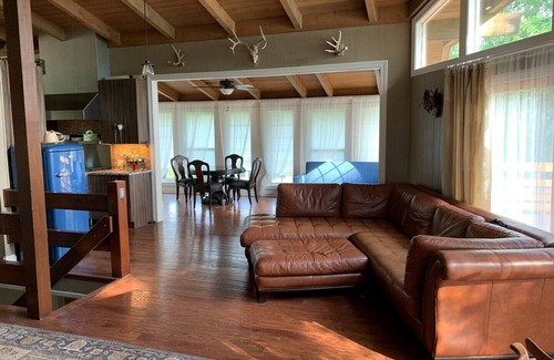 Putnam House | Peaceful Magnolia Cottage