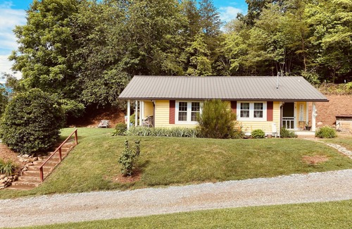 Franklin House | Peaceful mountain views, just a short distance to major WNC attractions.