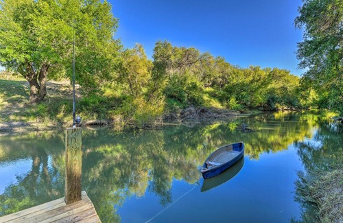 Robstown House | Peaceful Pet-Friendly Cabin on Nueces River!
