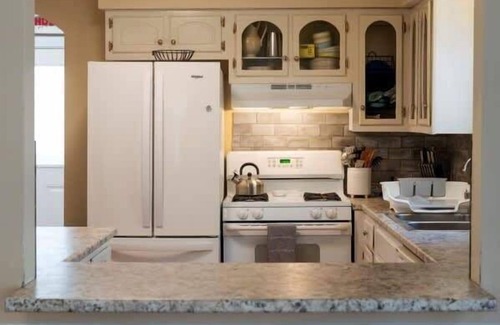 Hancock House | Peaceful Pines-Charming 3 bed near ocean!