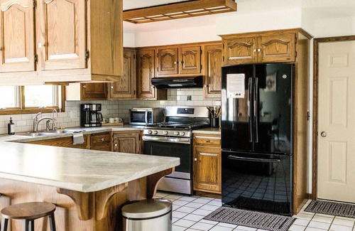 Beach City House | Peaceful, Quiet Country Guesthouse with Hot Tub