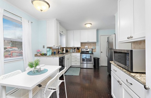 Roeland Park House | Peaceful Retreat - 20 Minutes to Almost Anywhere! 10 Min to KU MED!