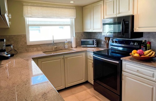 Naples Condo | Peaceful retreat convenient to 5th Ave Downtown Naples, Tin City & the beach!