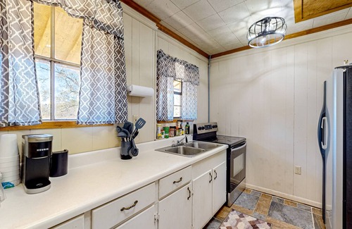 Magnolia Other | Peaceful retreat with ponds, canoe, paddle board, pool table, firepit, & grill