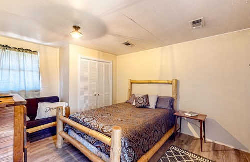 Magnolia Other | Peaceful retreat with ponds, canoe, paddle board, pool table, firepit, & grill